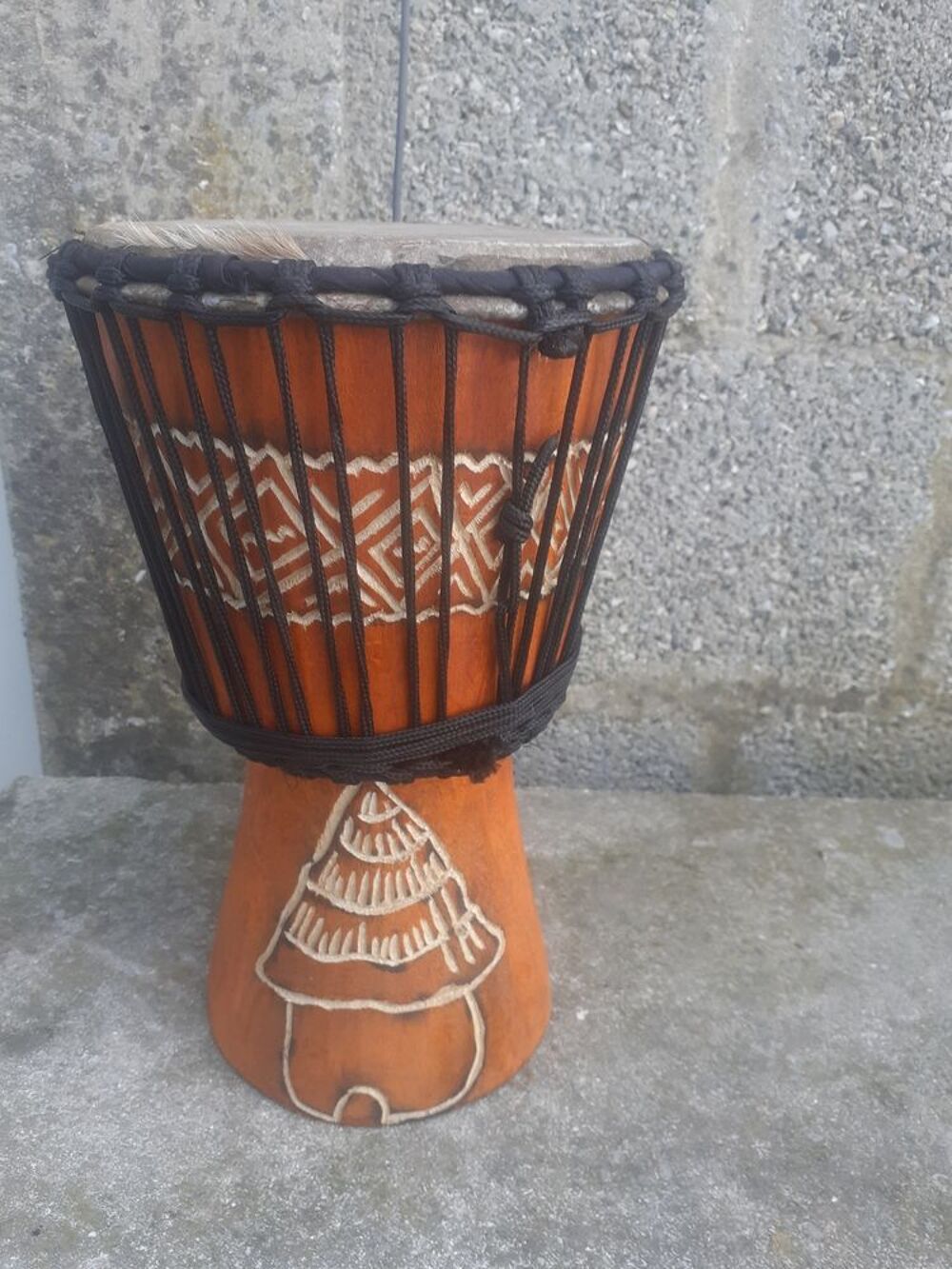 Djemb&eacute; 2 taille diff&eacute;rent et dessins . Instruments de musique