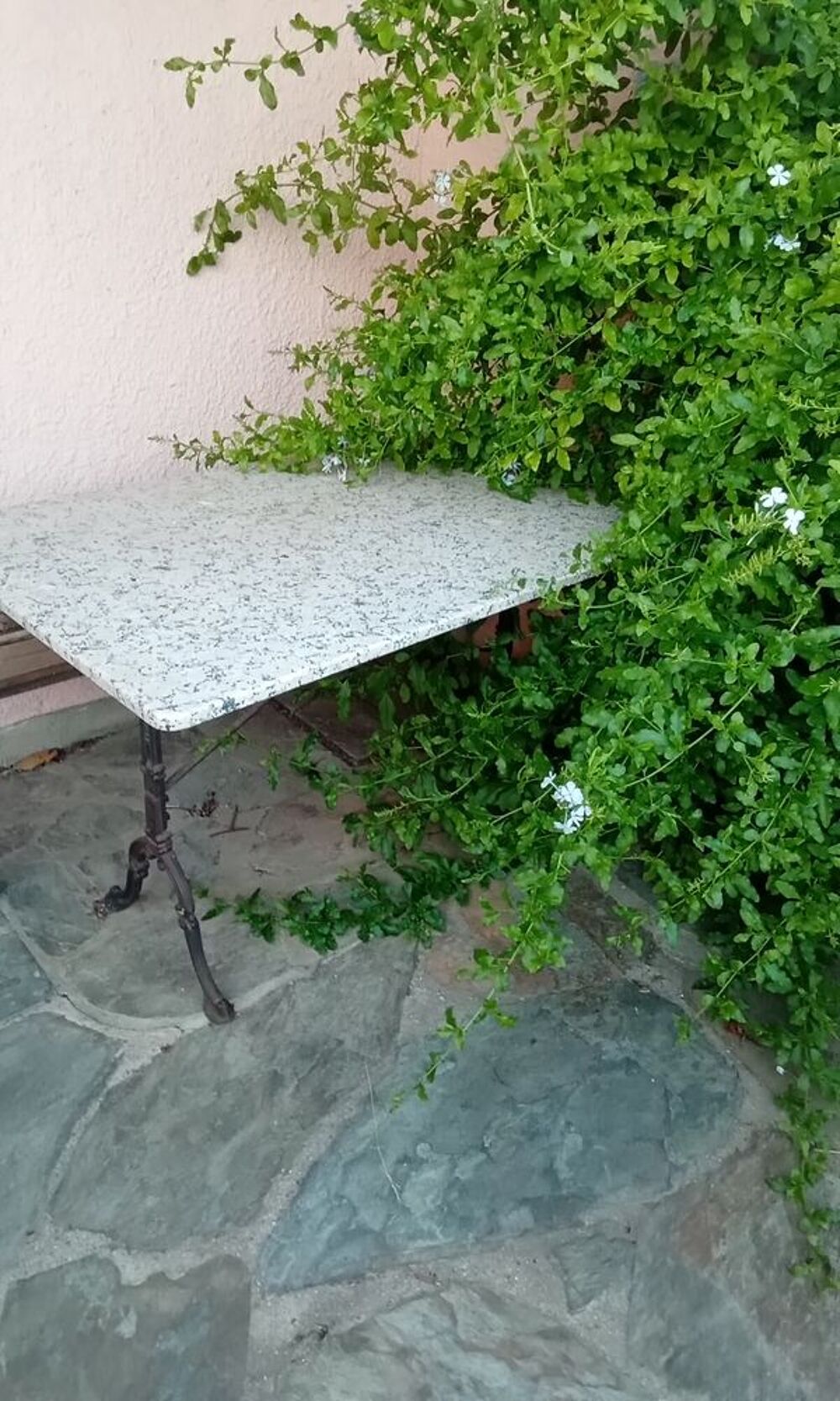 Une jolie table d'int&eacute;rieur ou d'ext&eacute;rieur tr&egrave;s r&eacute;sistante Meubles