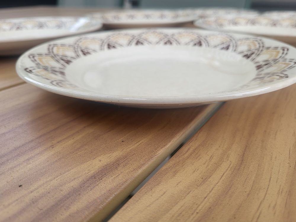 Lot de 6 assiettes plates anciennes en fa&iuml;ence &eacute;maill&eacute;e 