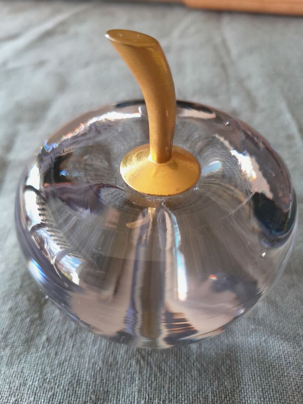 Pomme en cristal avec tige plaqu&eacute;e or Décoration