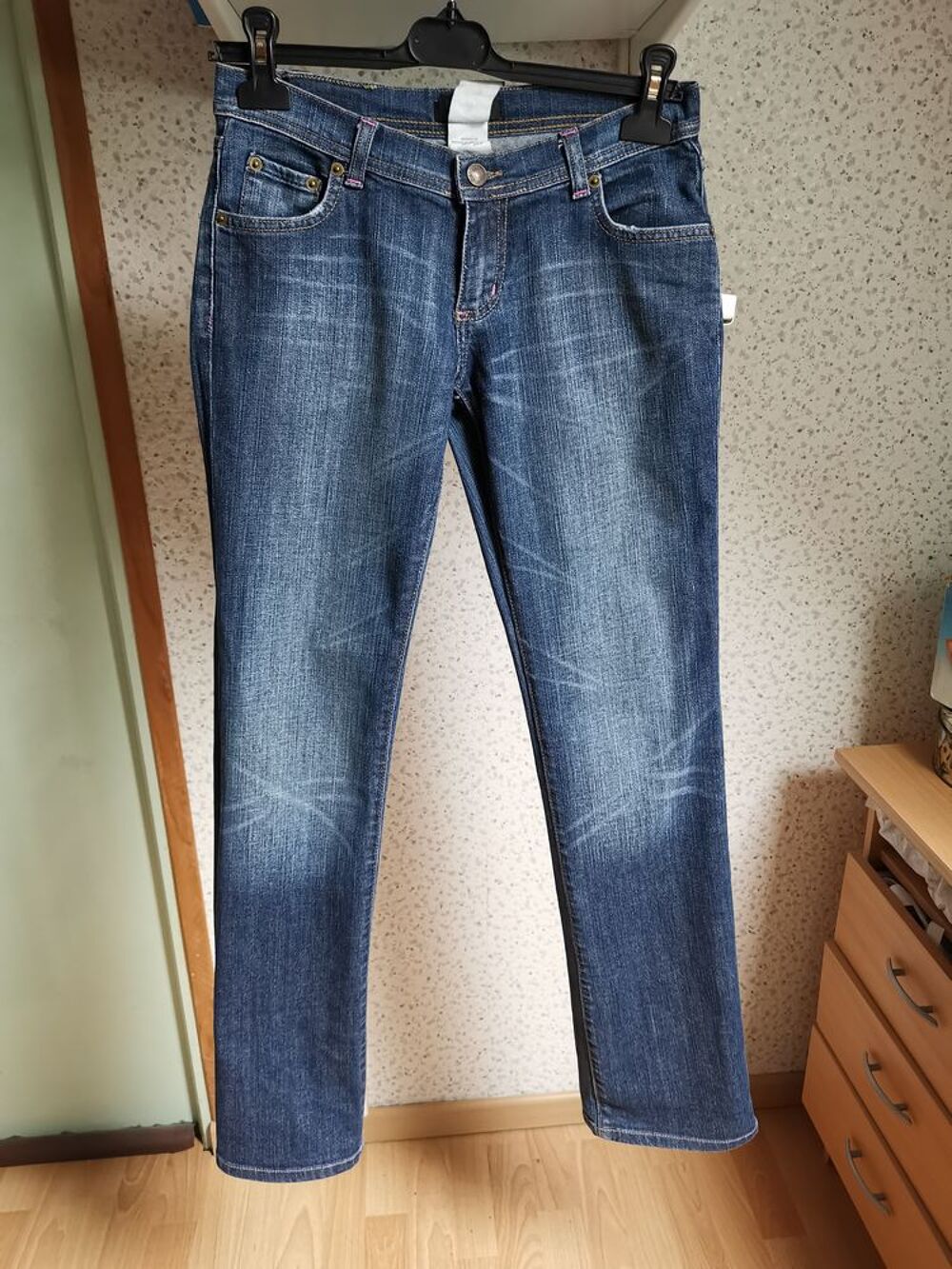 Jean d&eacute;lav&eacute; droit, M rose brod&eacute;, taille 36 Vêtements