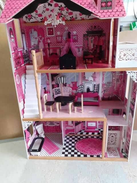 Maison de poupe. 30 Clr-les-Pins (37)