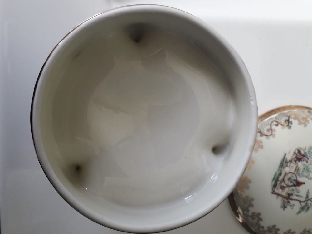 Bonbonni&egrave;re tripode en porcelaine de Limoges ( J-S ) 