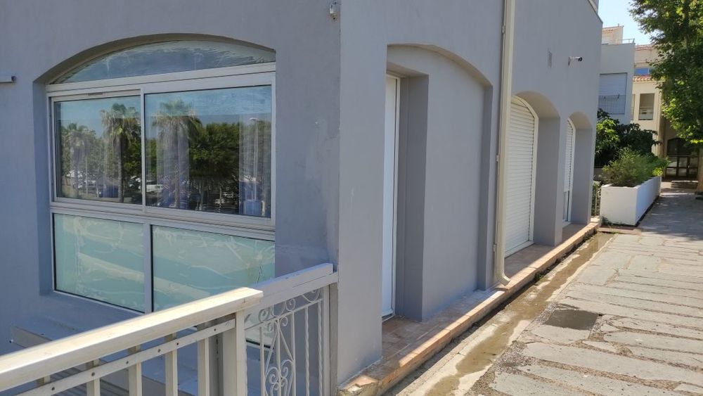 Vente Appartement LE CAP D'AGDE: Secteur Falaises, à proximité du port et de la plage du môle (accès par la passerelle), appartement en rez de chaussée, 2 pièces/mezzanine. Le cap d agde