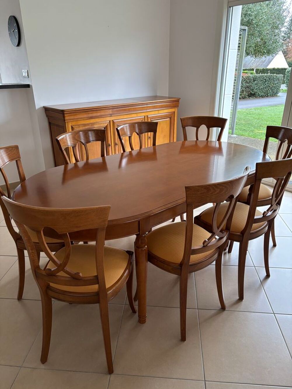 Salle &agrave; manger pour huit personnes Meubles