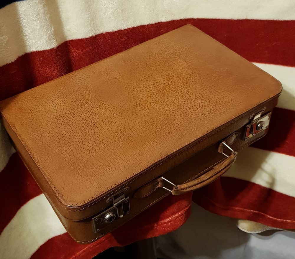 Valise tr&egrave;s ancienne en cuir de P&eacute;cari avec sa protection d&eacute; 