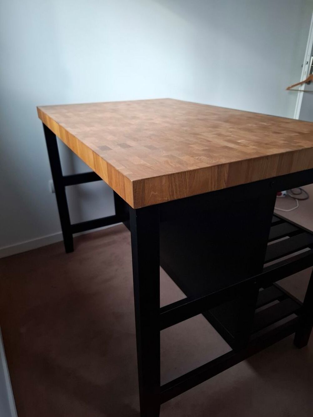Table en bois ikea avec &eacute;tag&egrave;res Meubles