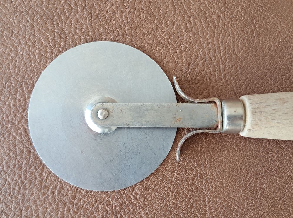 lot de 2 roulette &agrave; p&acirc;tes pizza en inox et manche en bois 
Cuisine