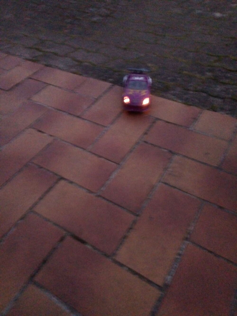 Voiture t&eacute;l&eacute;guid&eacute; Jeux / jouets