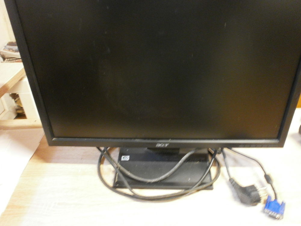 Ecran ordin 0.92 x 0.38 + clavier + 2 hautparleurs TBE Matériel informatique