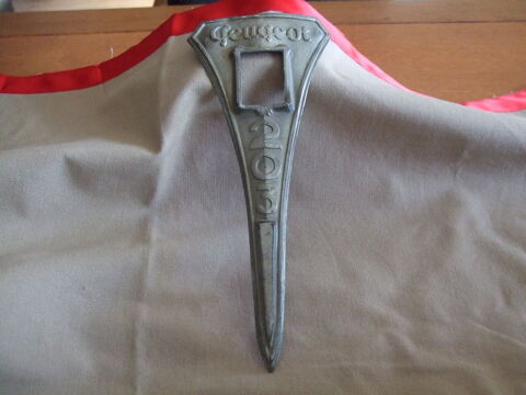 EMBLEMES CAPOT PEUGEOT  1930  ET DE DAUPHINE 1968 40 Nice (06)