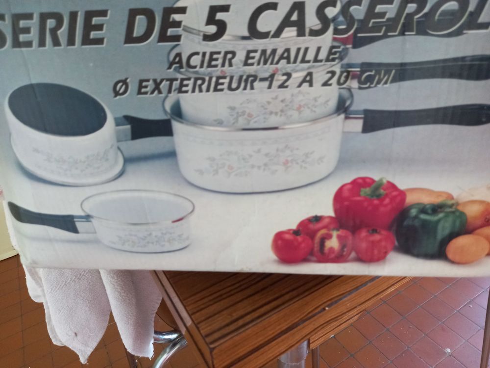 serie de cinq casseroles &eacute;maill&eacute;es &agrave; fleurs Electroménager