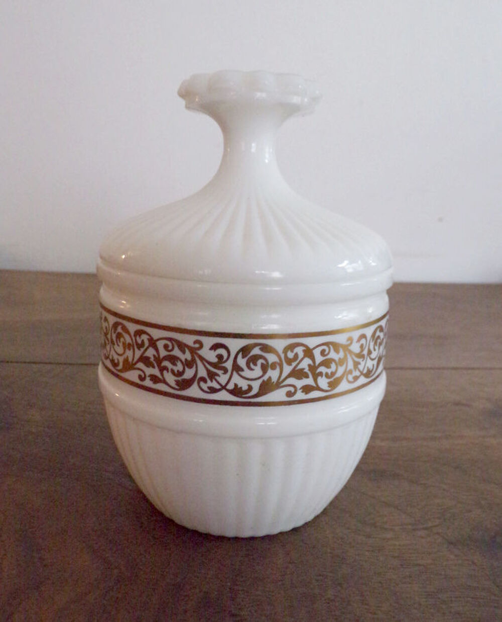 Pot en porcelaine blanche vintage cannel&eacute; frise entrelacs Décoration