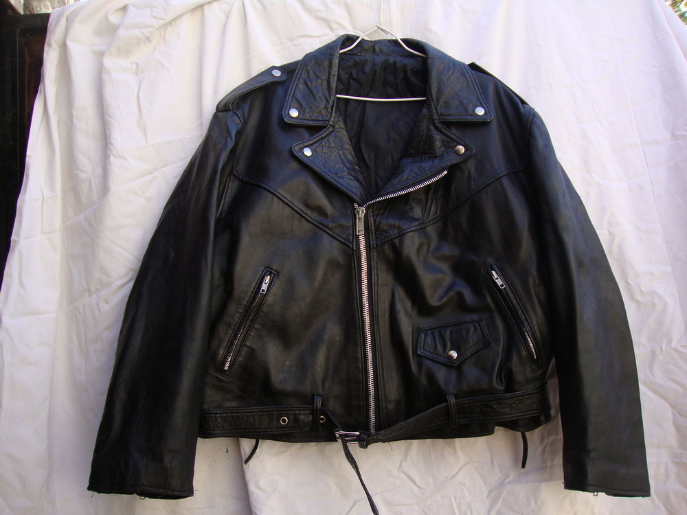 3 blousons diff&eacute;rents mod&egrave;les et prix .Taille L (TBE)
Vêtements