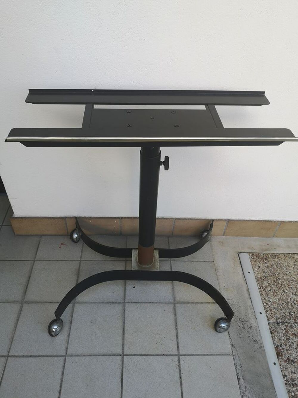 Table pied TV r&eacute;glable avec roulettes Meubles