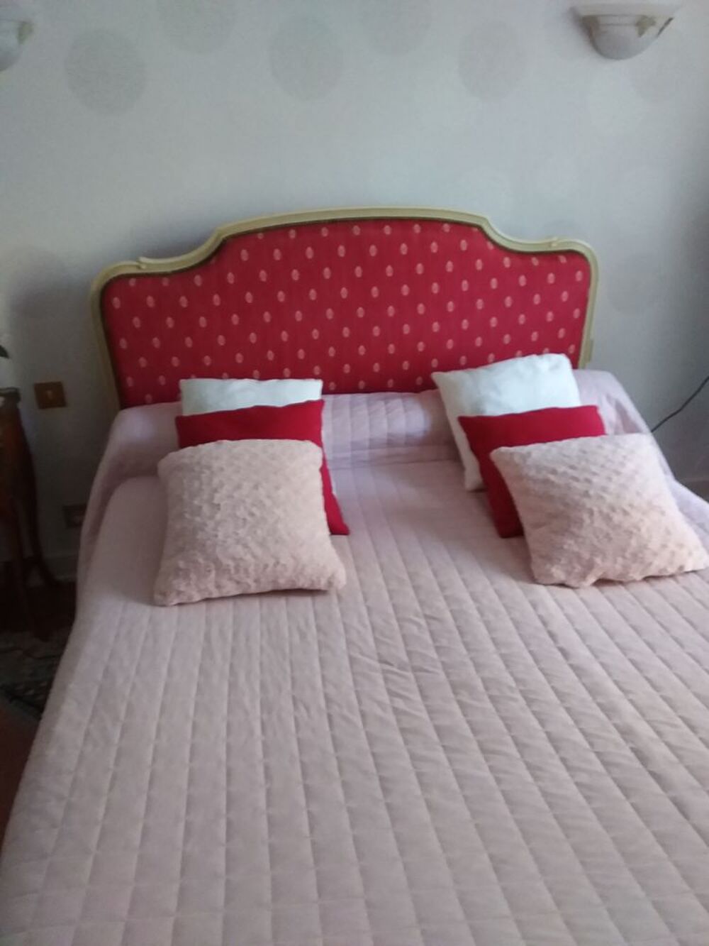 Tete de lit louis xv tissu framboise
Fonds de lit corbeille Meubles