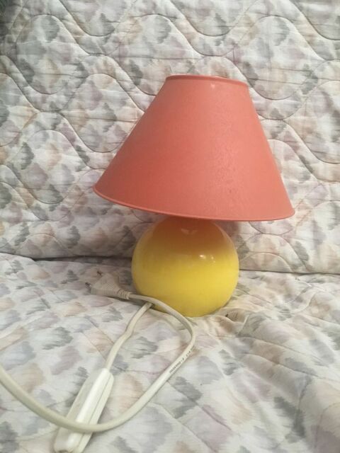 LAMPE DE CHEVET JAUNE 5 Grasse (06)