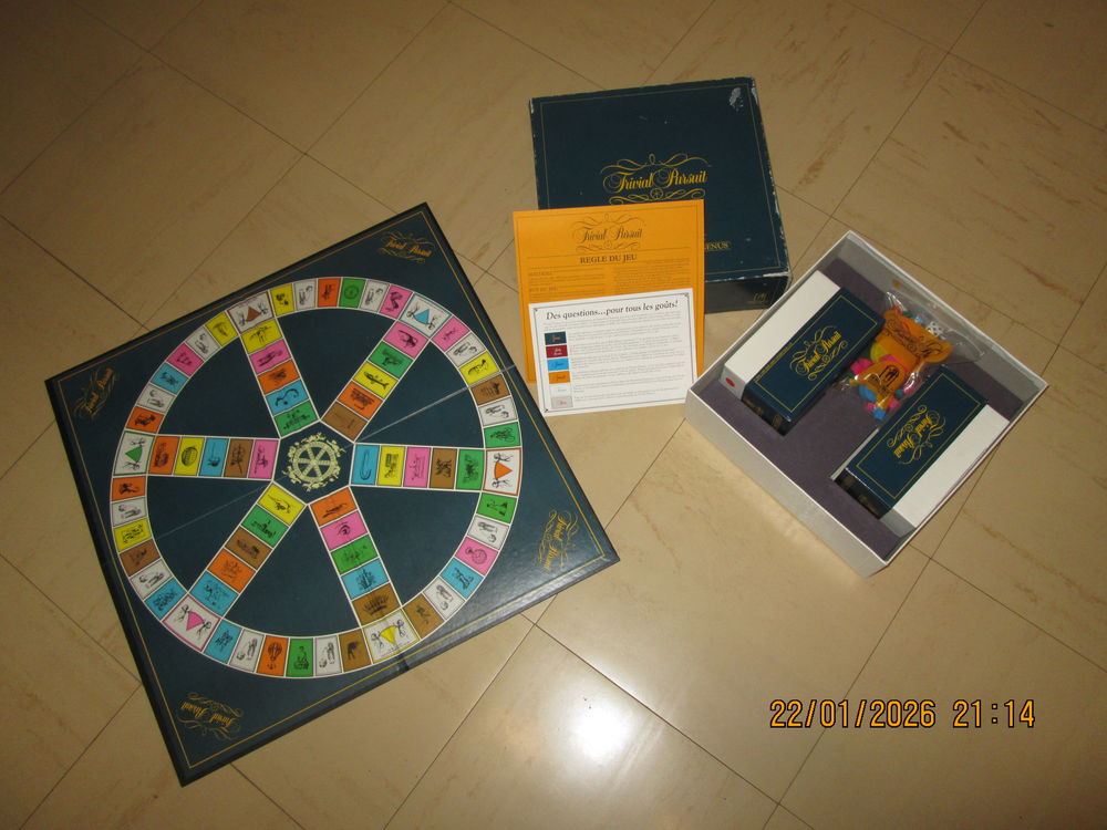 TRIVIAL PURSUIT
couvercle l&eacute;g&egrave;rement rap&eacute; Jeux / jouets