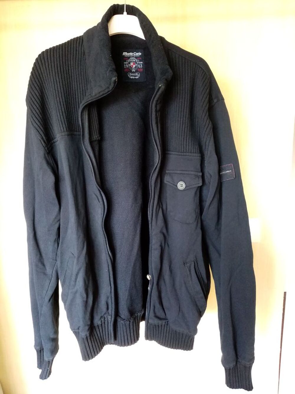 gilet l&eacute;ger noir Vêtements