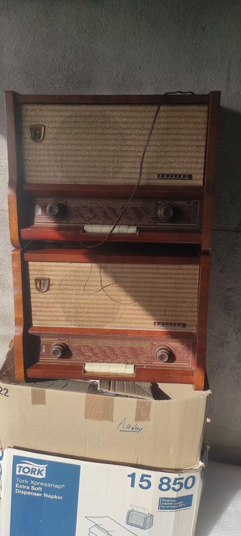Poste radio apr&egrave;s guerre, horloge tr&egrave;s a'cienne 