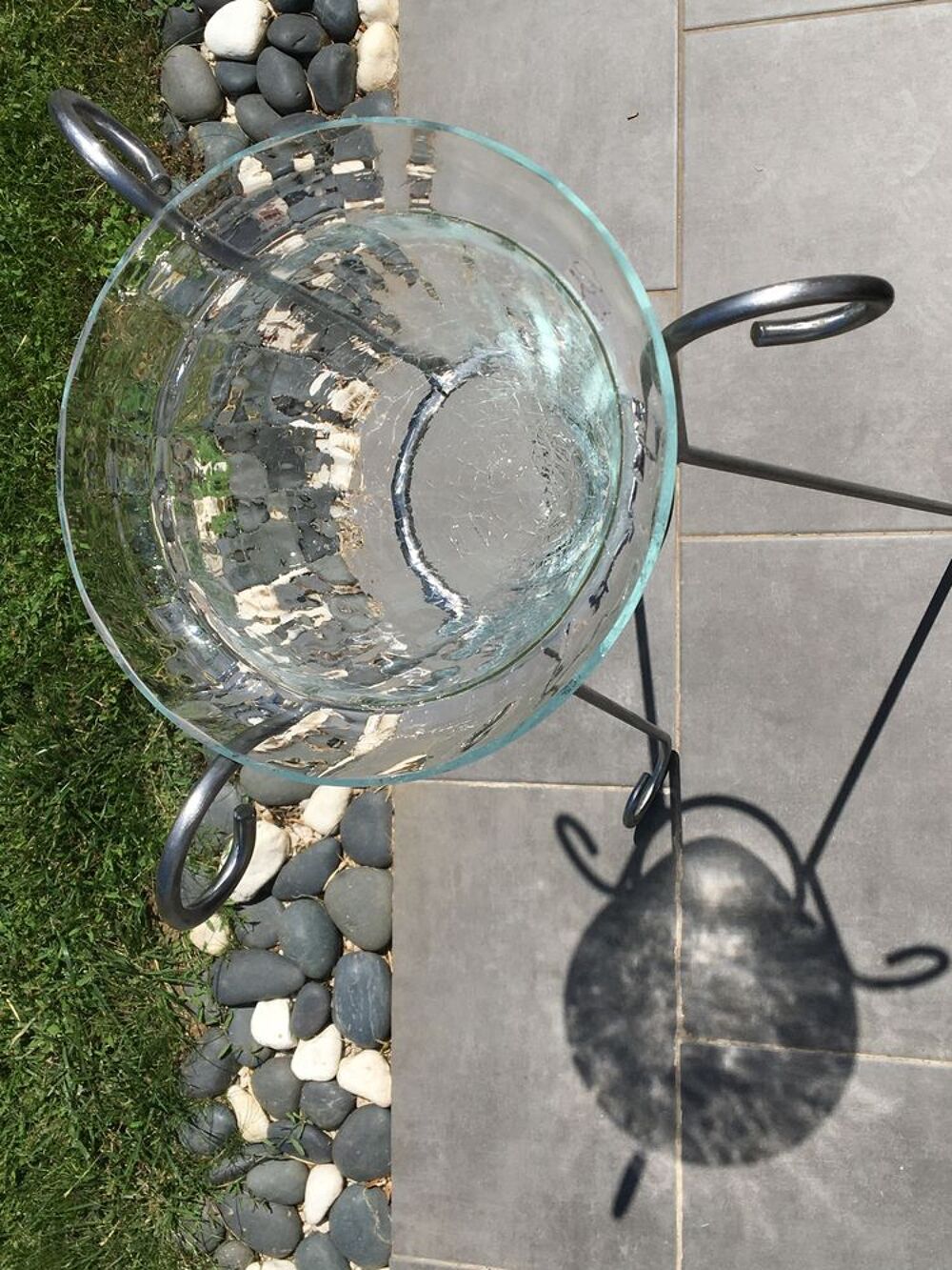 Vase en verre sur pied en m&eacute;tal Décoration