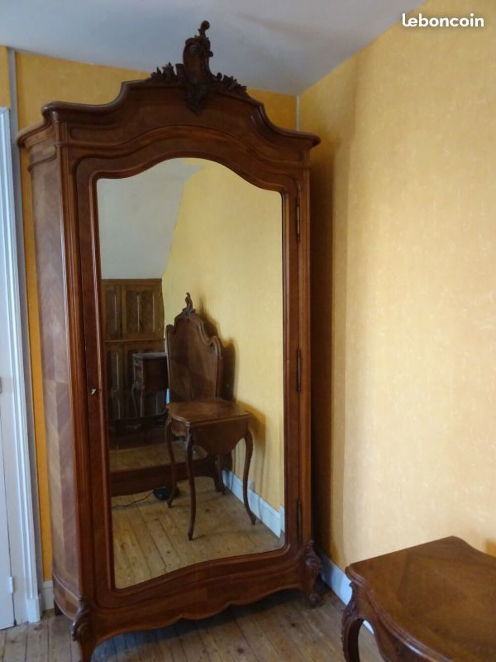 Chambre LouisXV armoire chevet coiffeuse lit en noyer Meubles