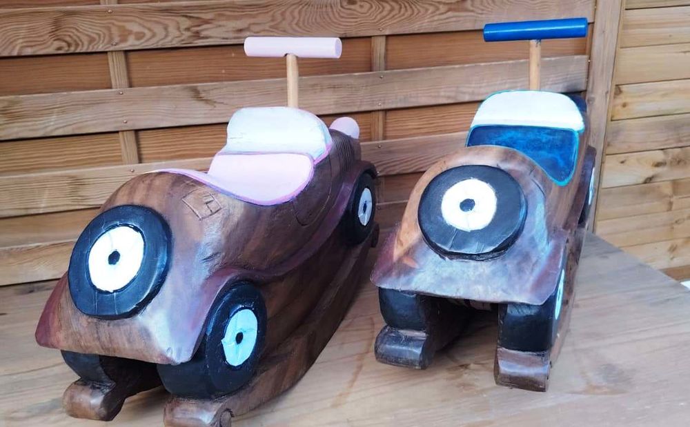 Voitures &agrave; bascule Pi&egrave;ces uniques taill&eacute;es dans du bois 
Jeux / jouets