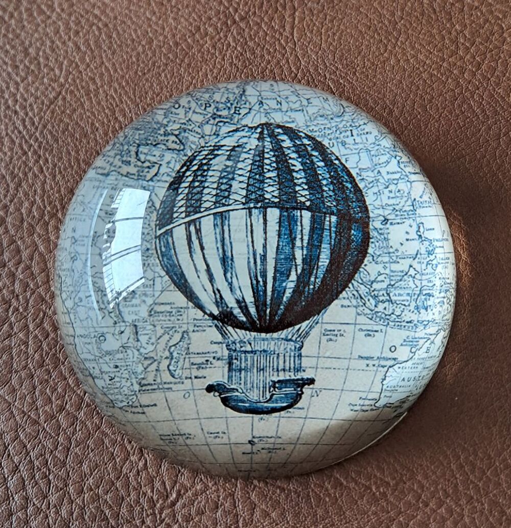 Presse papier en verre motif montgolfi&egrave;re avec map monde Décoration