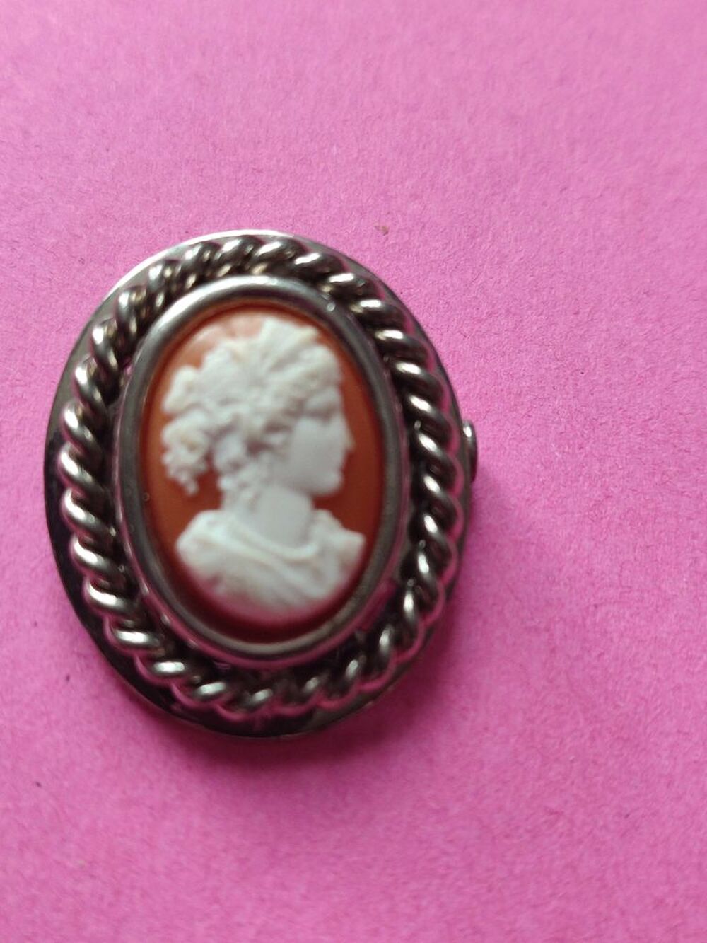 broche motif de portrait de femme Bijoux et montres
