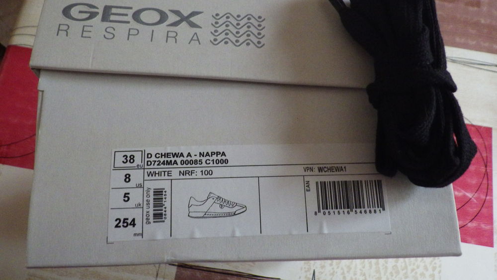 Paire de baskets Geox blanches pointure 38
Chaussures
