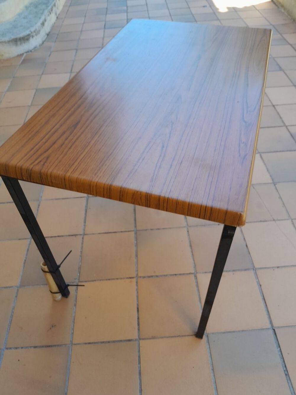 table avec pied porte parasol.
Meubles