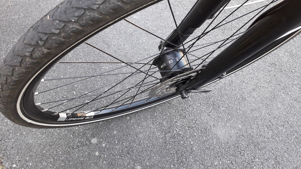 V&eacute;lo tous terrains argent&eacute; avec &eacute;quipements complets Vélos