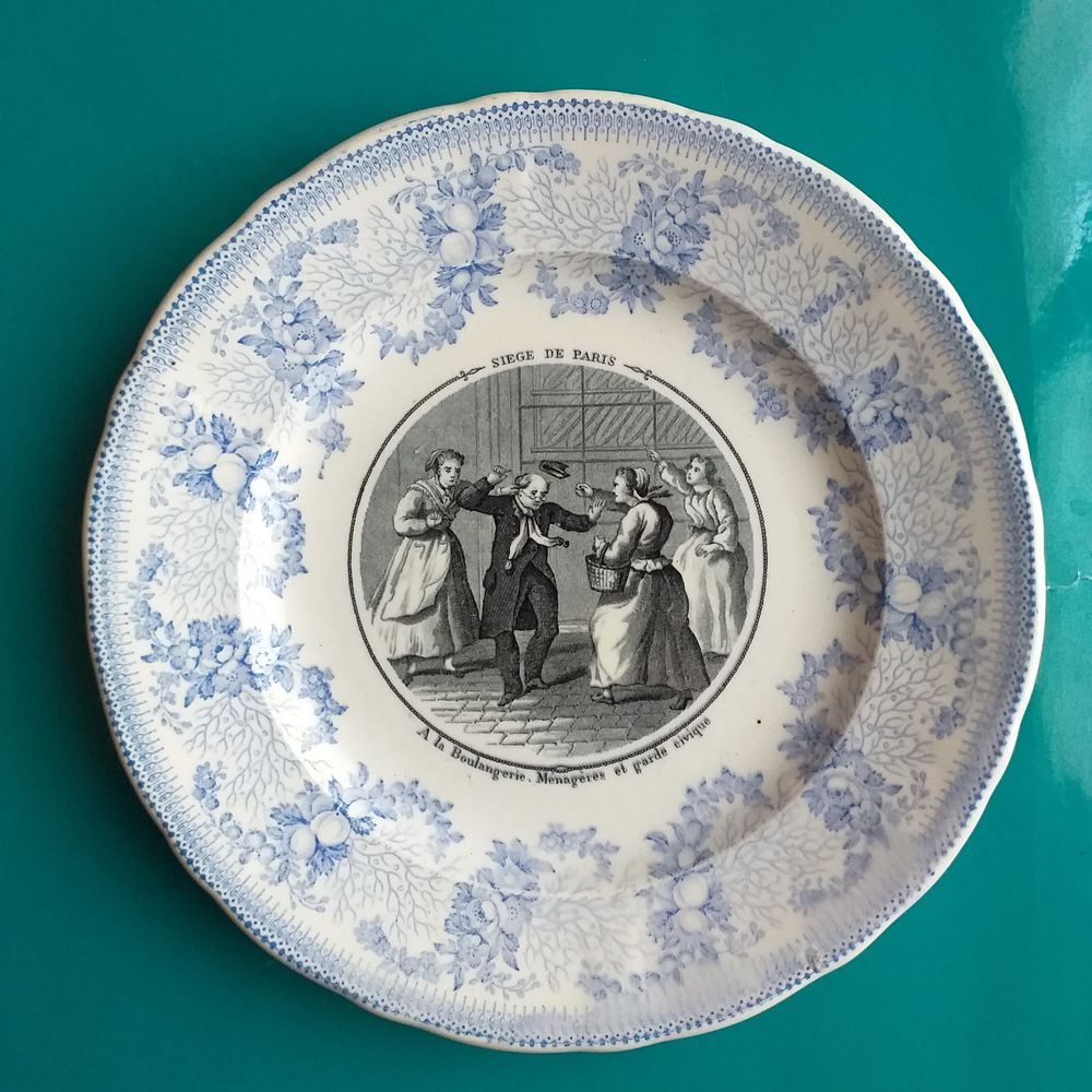 ASSIETTE PARLANTE s&eacute;rie "Si&egrave;ge de Paris "A la boulangerie, m&eacute;nag&egrave;res et garde civique Décoration