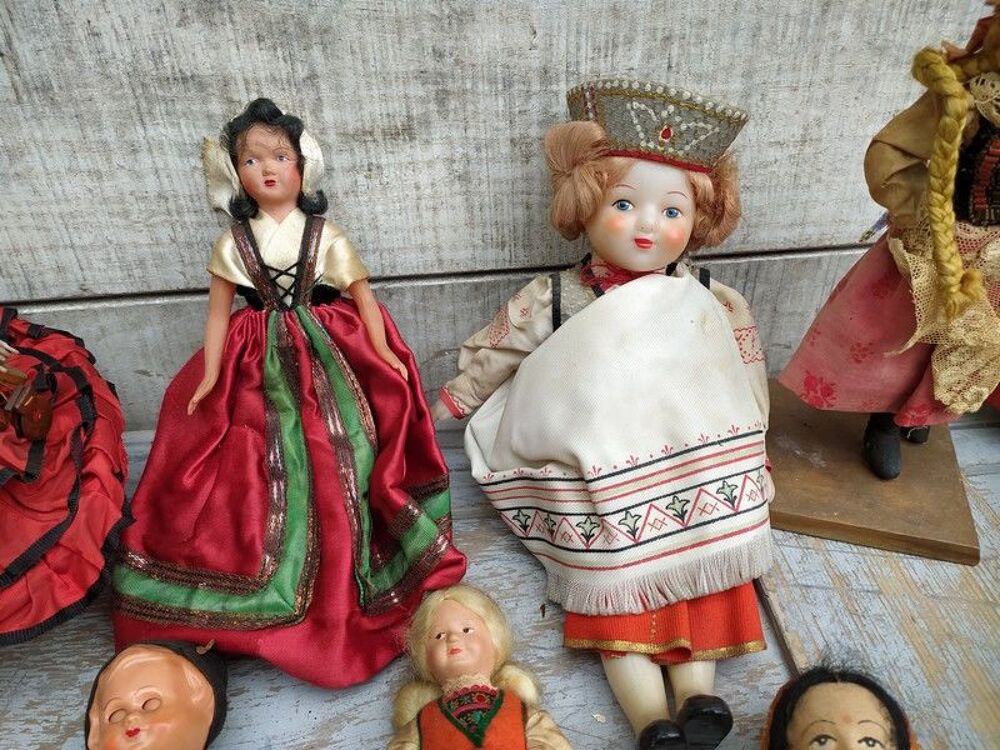 Lot Anciennes Poup&eacute;es Folkloriques 