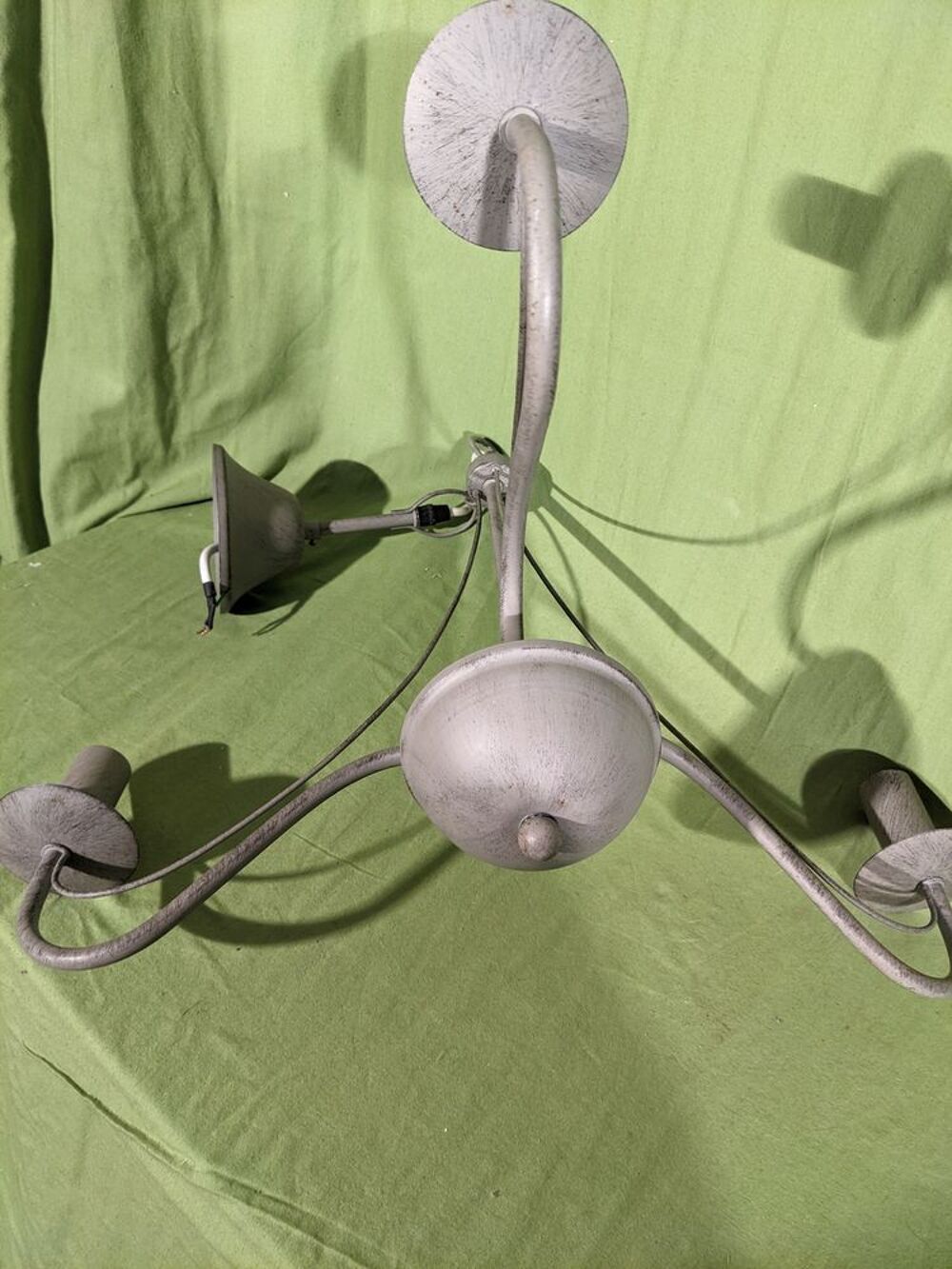Joli lustre &agrave; 3 feux patin&eacute; gris en parfait &eacute;tat. voir photo Décoration