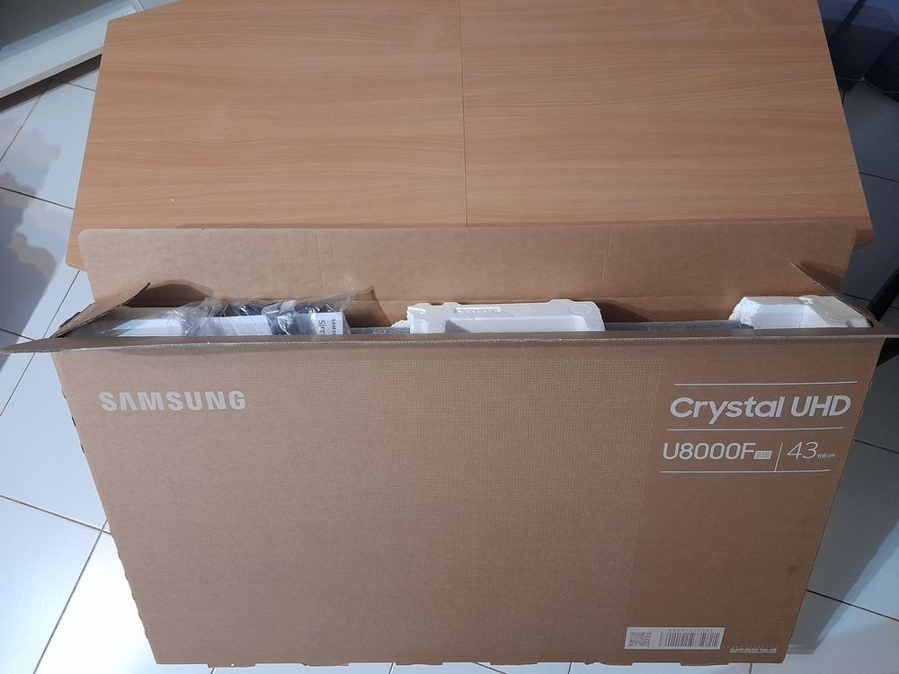 T&eacute;l&eacute;viseur LC Samsung CRYSTAL UHD LED Photos/Video/TV