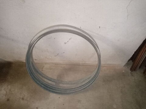  Une couronne de feuillard galvanise. Eauze (32)