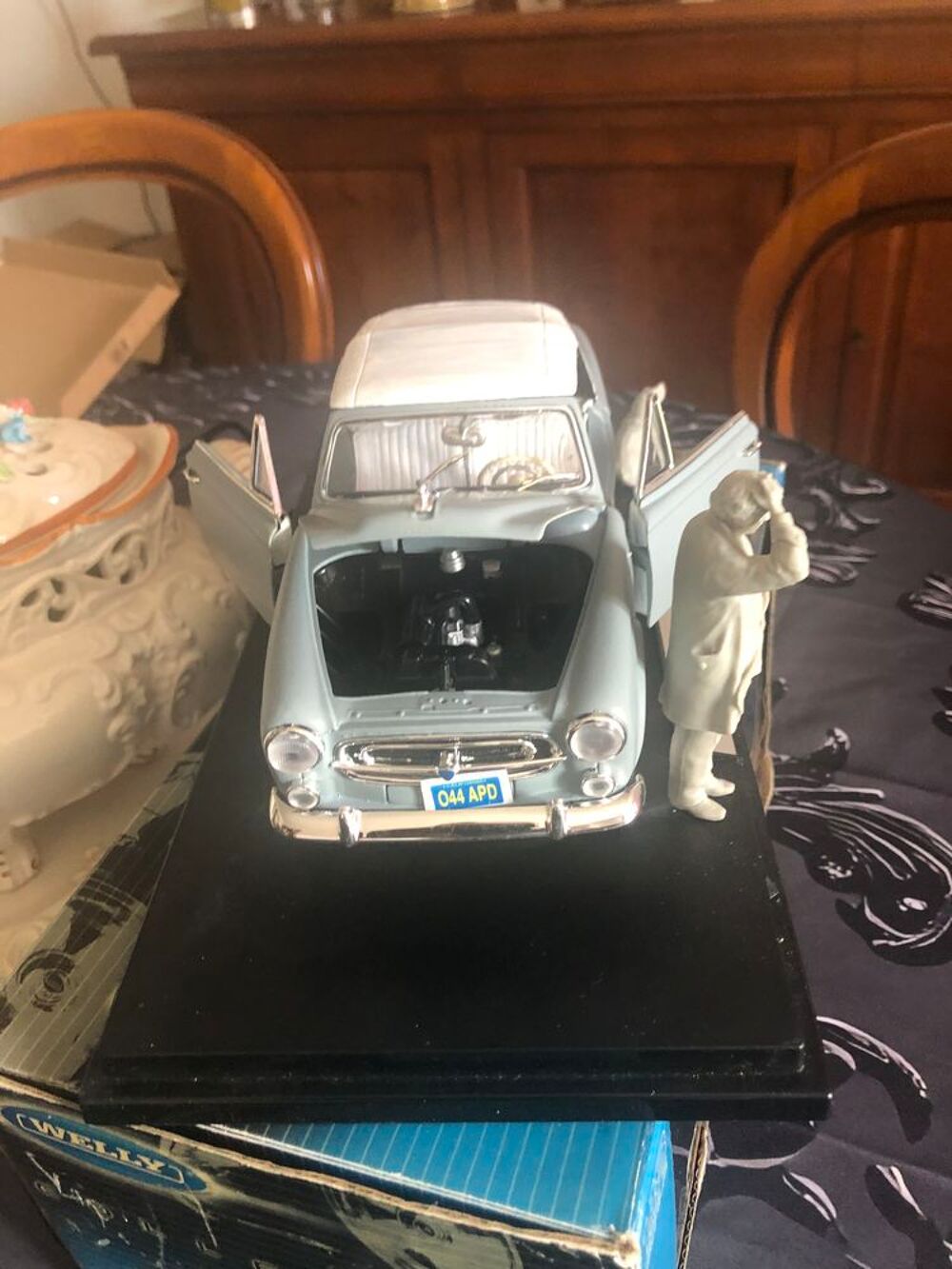 Jolie Peugeot 403 cabriolet marque Welly Columbo 