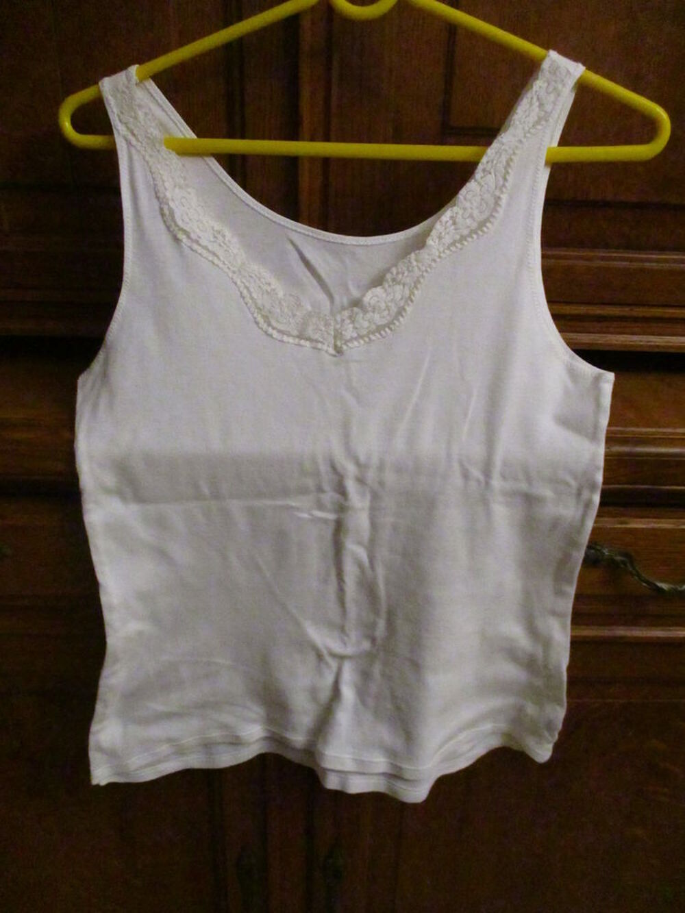 lingerie : 2 d&eacute;bardeurs et un T-shirt blanc dentelle / haut Vêtements