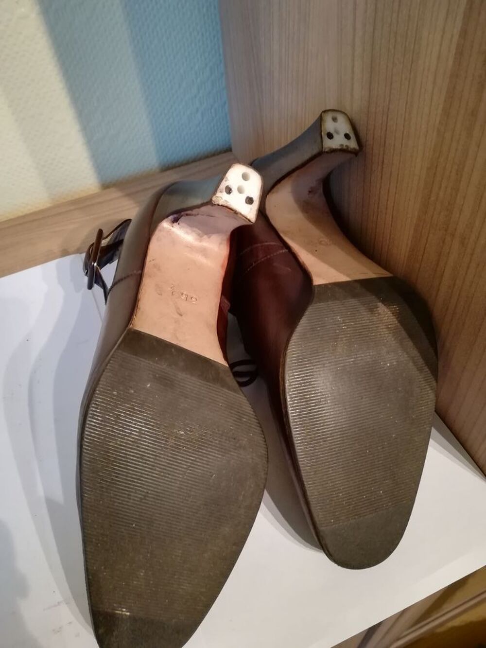 BELLES CHAUSSURES MARRON TOUT CUIR / PT 35 &frac12;
Chaussures