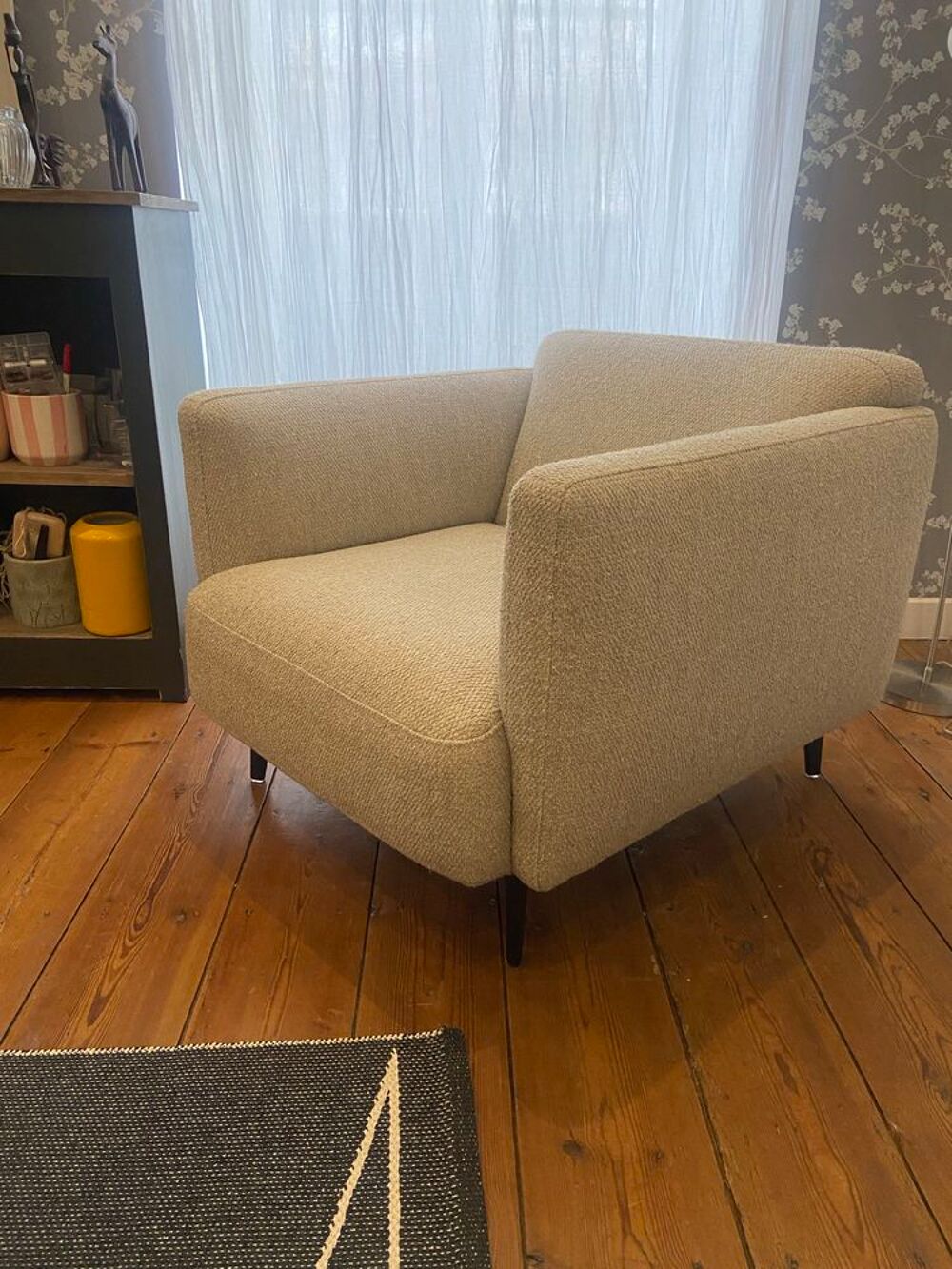 Fauteuil mod&egrave;le MODENA de chez Bo Concept tissu Lazio beige, structure laqu&eacute;e noir mat Meubles