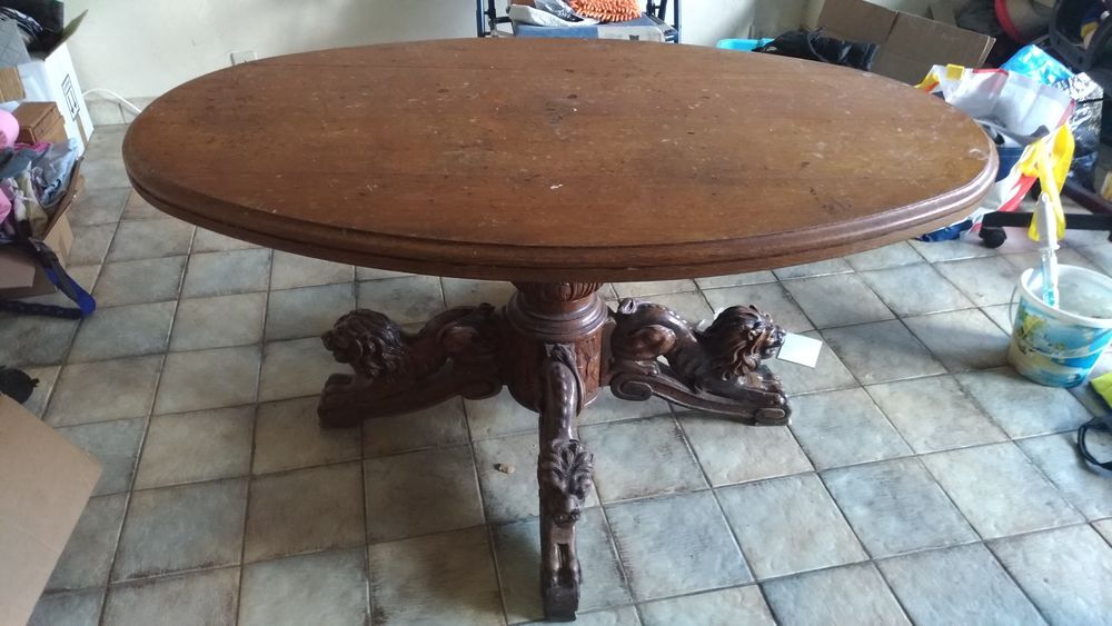 Table basse ovale pied sculpt&eacute; . Meubles