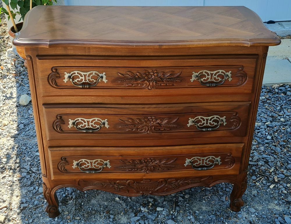 Commode en noyer massif, type proven&ccedil;al, style LXV en TBE Meubles
