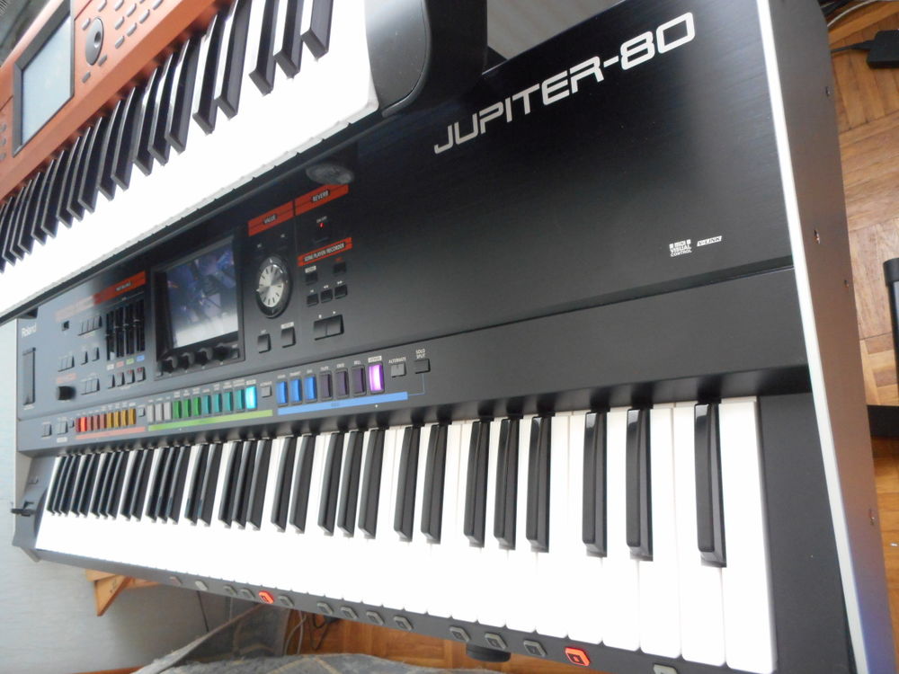 ACHETERAIS VOTRE JUPITER-80 ROLAND EN PARFAIT ETAT Instruments de musique