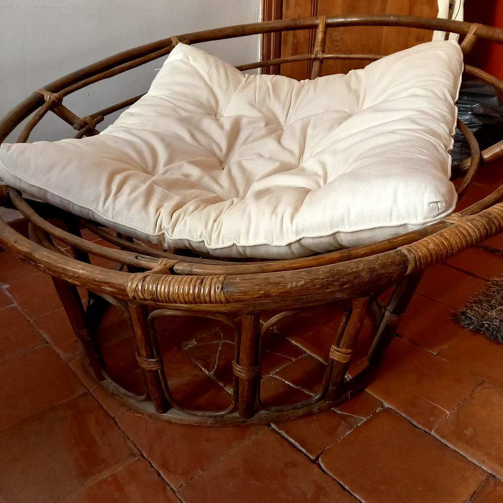 Deux fauteuils en rotin et leurs coussins futons Meubles