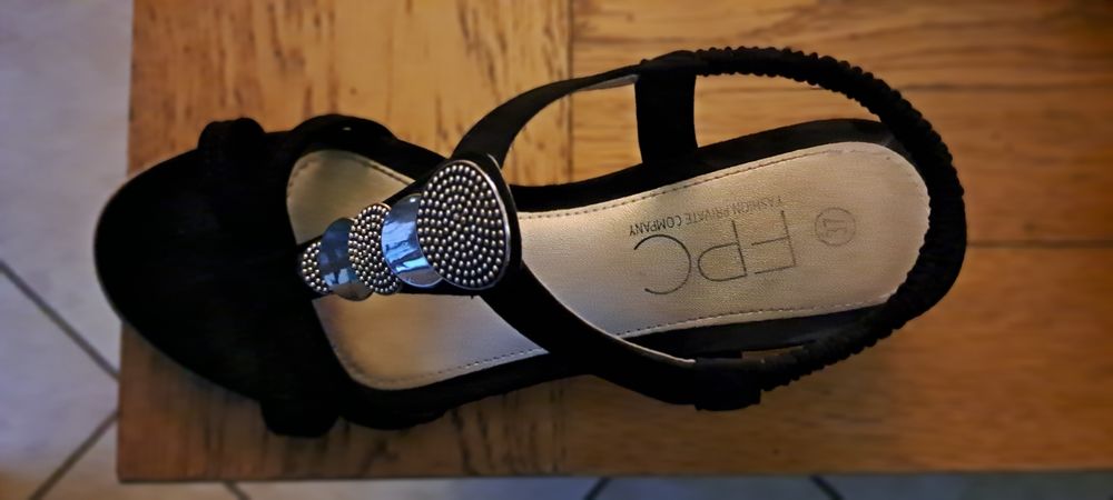 Chaussure femme ete
Pointure 37
Chauss&eacute; tr&egrave;s bien
Chaussures