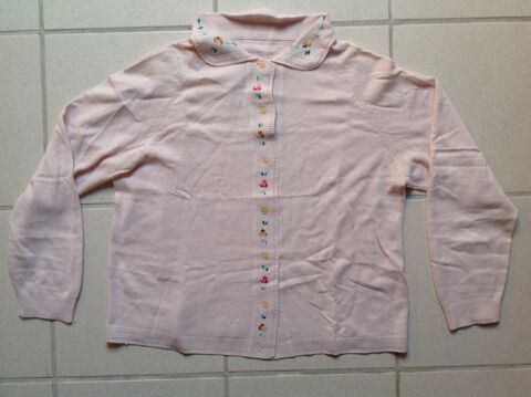 GILET ROSE EN LAINE AVEC BRODERIES Envoi Possible
8 Tr�gunc (29)