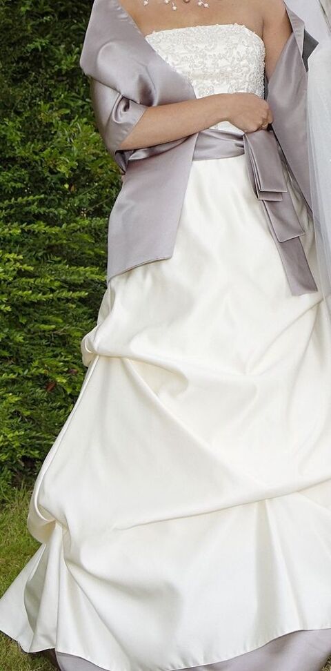 Robe de marie avec trane T38
Jupon avec cercle, corset 150 Oulins (28)