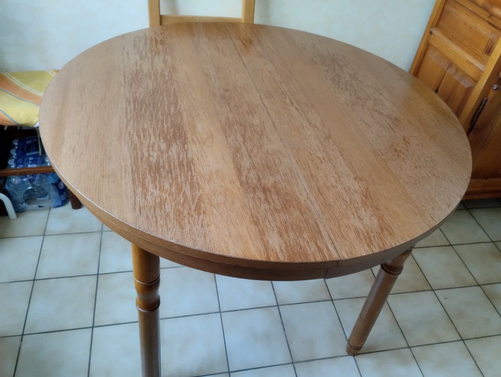4 chaises en bois, table ronde avec rallonge et buffet Meubles