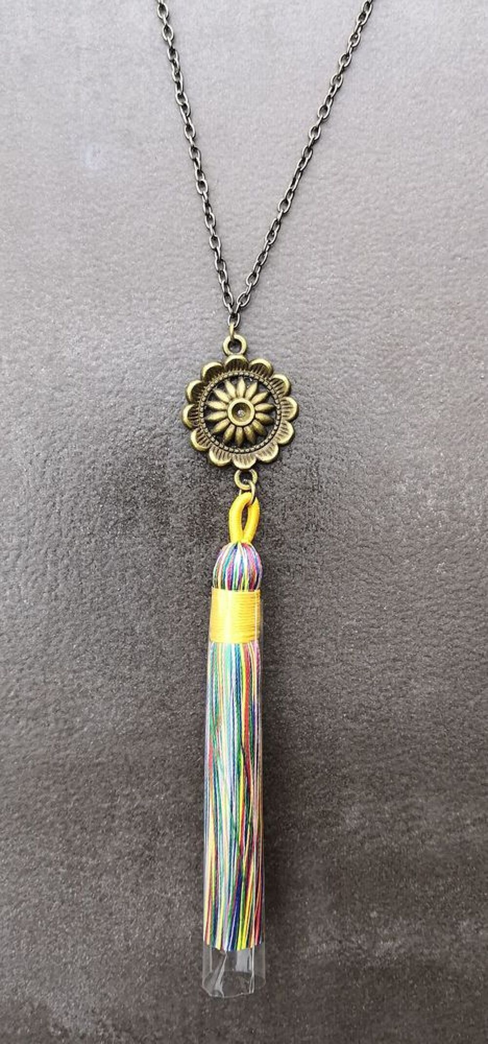 Pendentif Boh&egrave;me pompon soie multicolore et m&eacute;daillon soleil Bijoux et montres